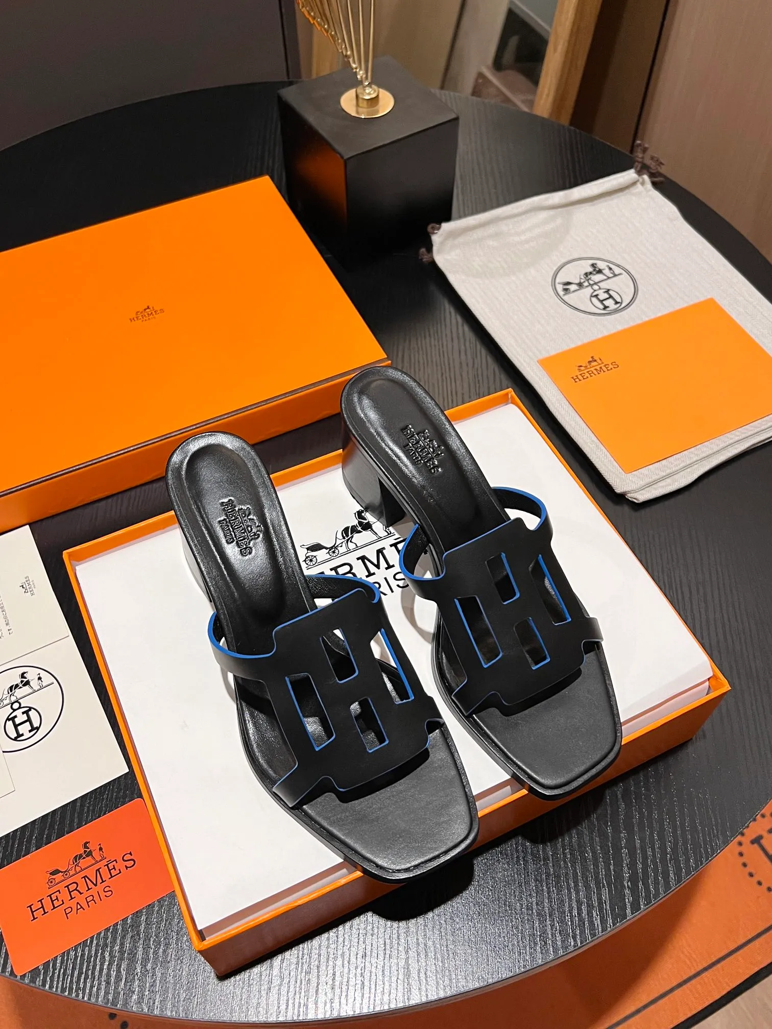 👟👟Ex-factory price 560👟👟 💋New! HERMES, 2024 thick heel series hollow H slides, look great on the feet! Original replica, synchronized at the counter. Upper material: advanced custom-made first-layer calfskin, inner padding sheepskin, Italian leather outsole. Multiple color options! Heel height: 6.5cm Size: 34-43 (34 41 42 43 customized items are non-refundable)